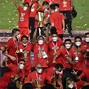 Gambar Anak Memegang Piala Kartun